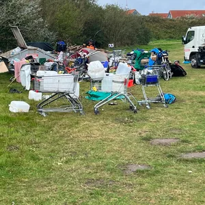 Die Punks haben ihr Lager auf Sylt aufgelöst – und einen Berg Müll hinterlassen.