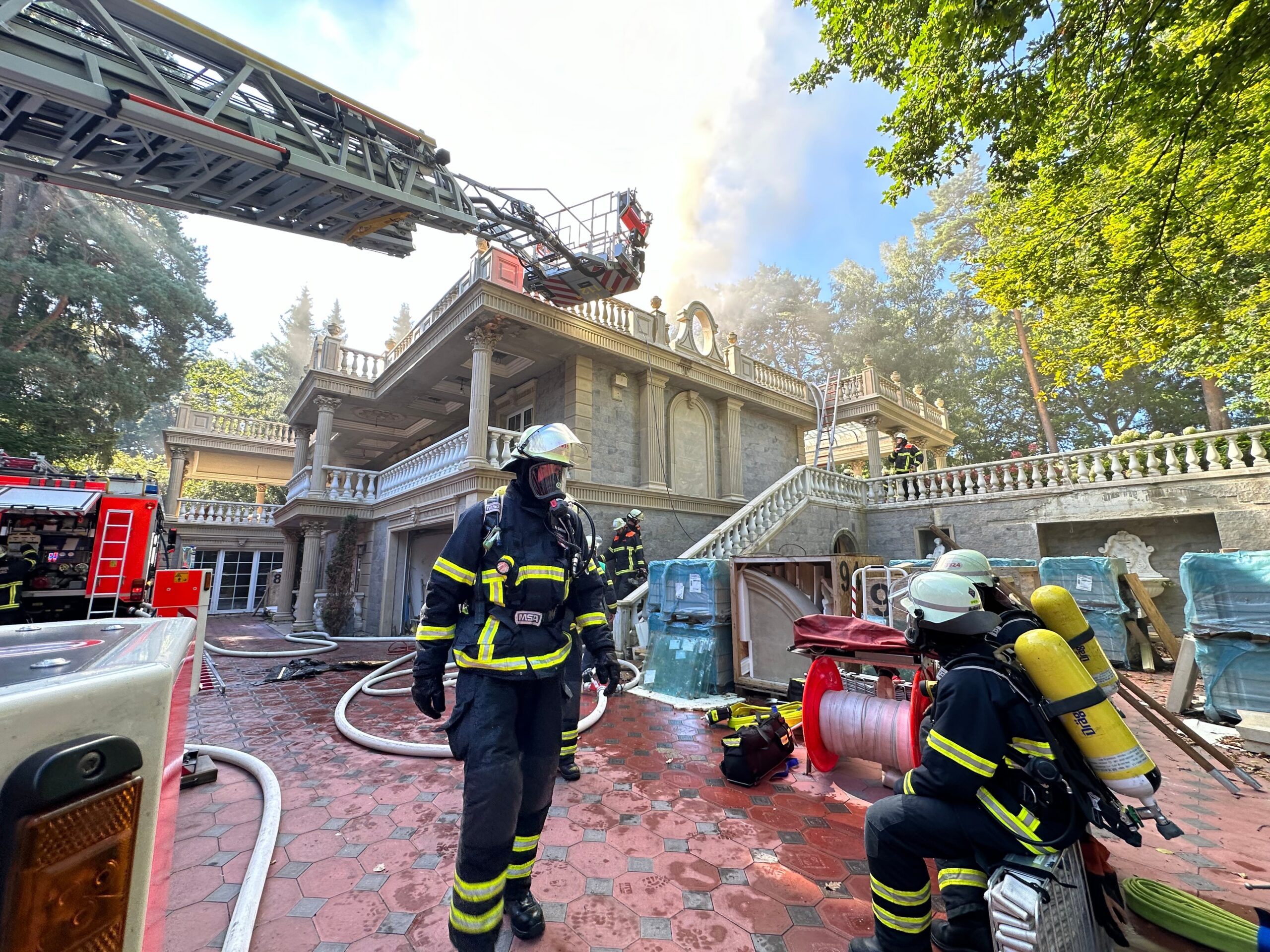 Villa in Neugraben in Flammen – Schwerstarbeit für die Feuerwehr