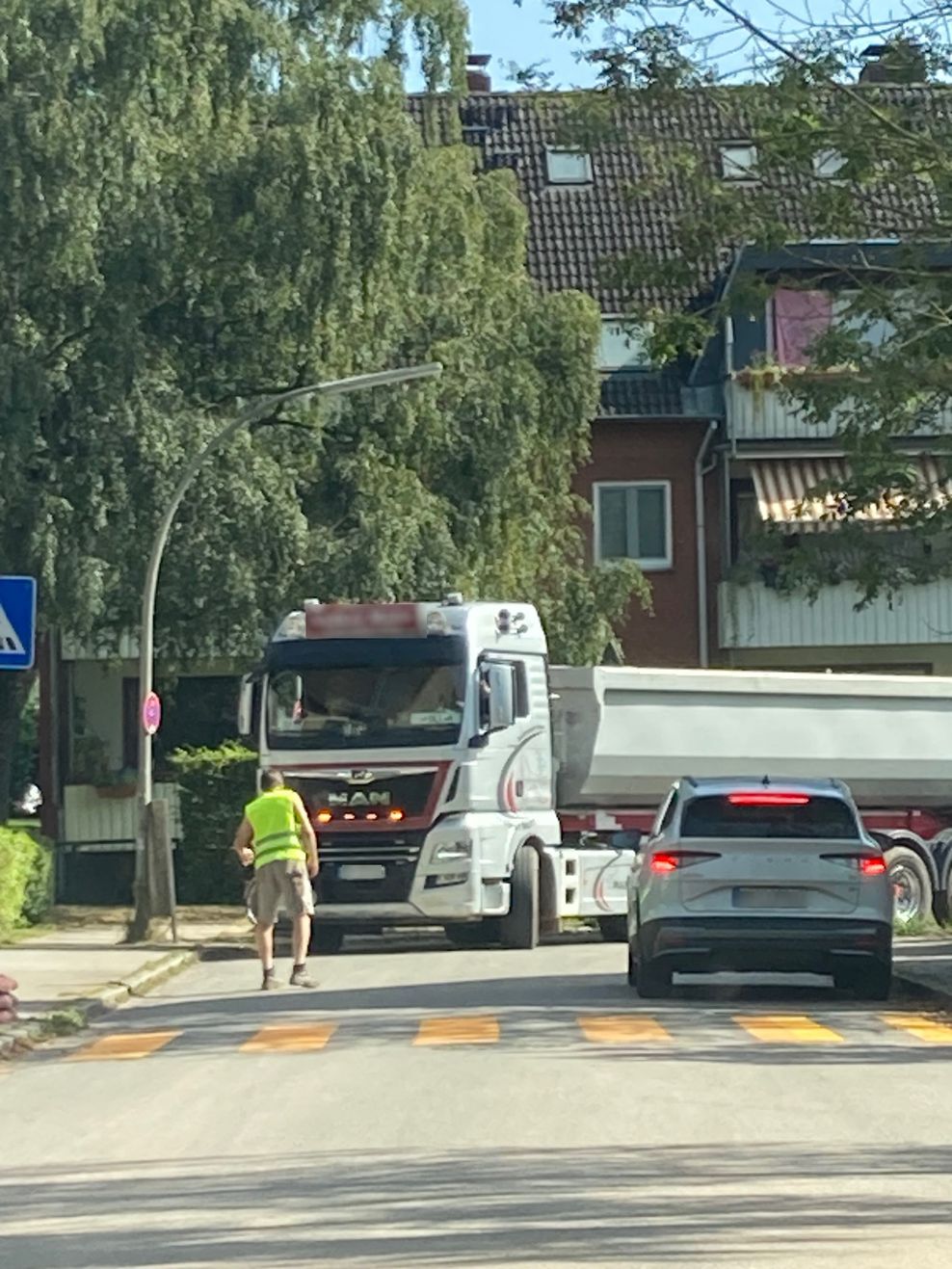 Auch der Einweiser mit der Warnweste kann nicht viel tun – so eng sind die Straßen.