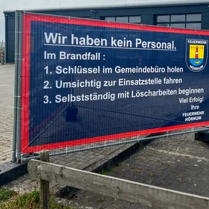 Plakat vor Gerätehaus der Feuerwehr Hörnum