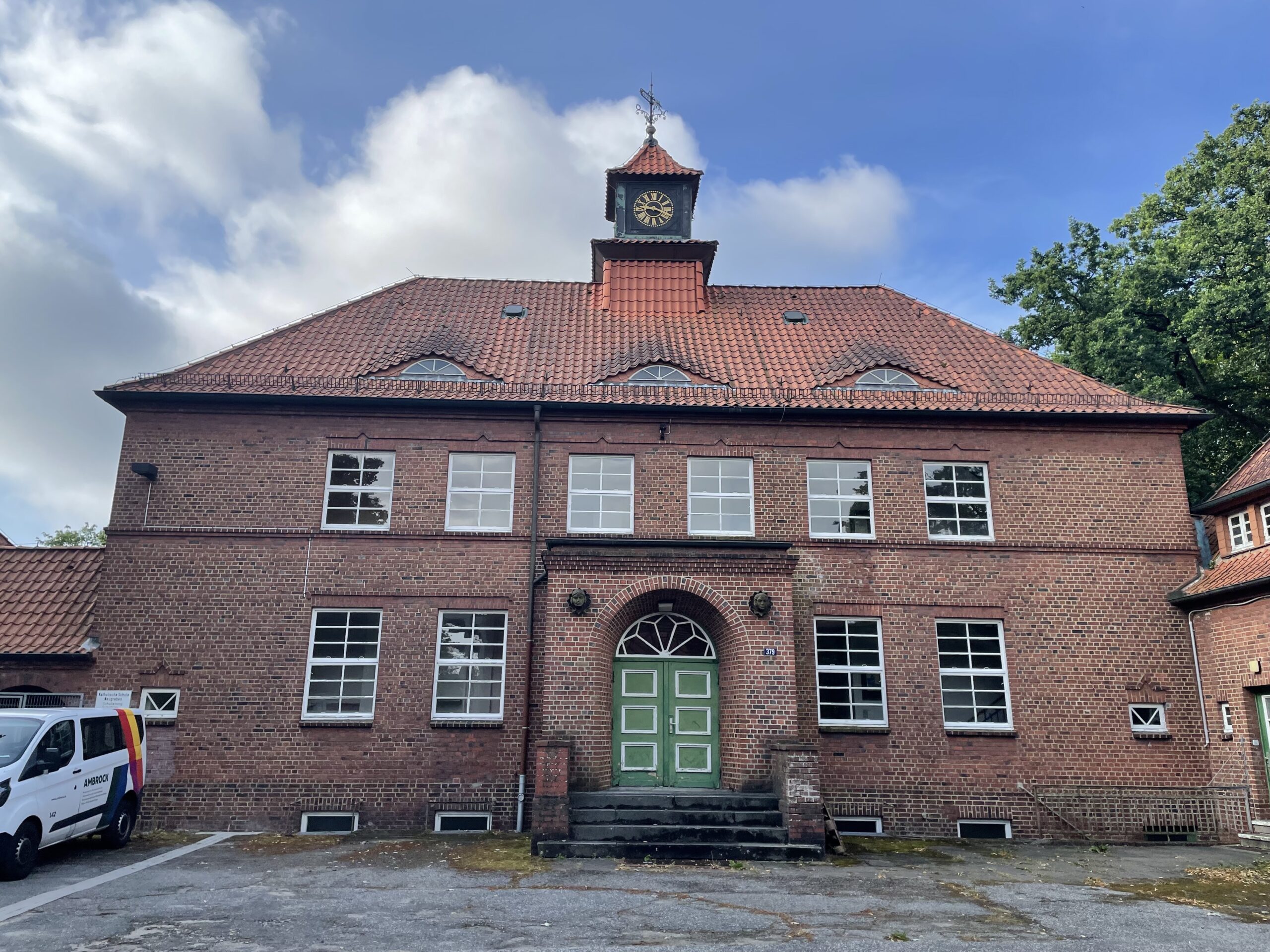 Die Katholische Schule Neugraben gehört nach 15 Jahren offenbar wieder der Stadt Hamburg. Dort sollen drei neue Schulen entstehen.