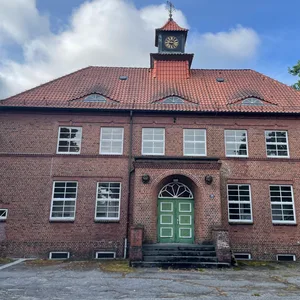 Die Katholische Schule Neugraben gehört nach 15 Jahren offenbar wieder der Stadt Hamburg. Dort sollen drei neue Schulen entstehen.