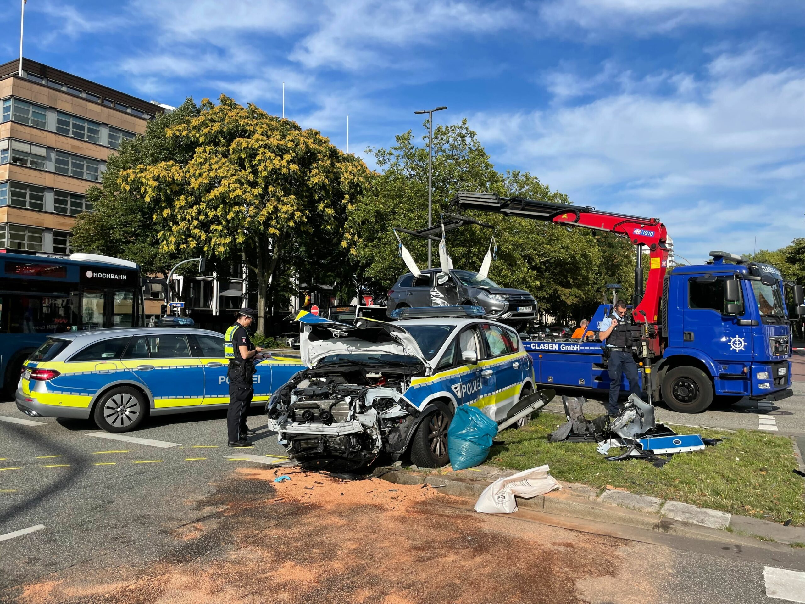 Auf dem Weg zum Einsatz am Neugrabener Bahnhof ist ein Auto der Bundespolizei in einen Unfall verwickelt worden.