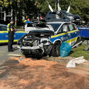 Auf dem Weg zum Einsatz am Neugrabener Bahnhof ist ein Auto der Bundespolizei in einen Unfall verwickelt worden.
