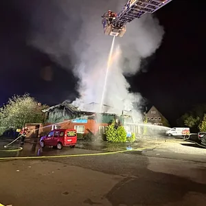 Heizungsfirma in Flammen – Großeinsatz der Feuerwehr in Kiel