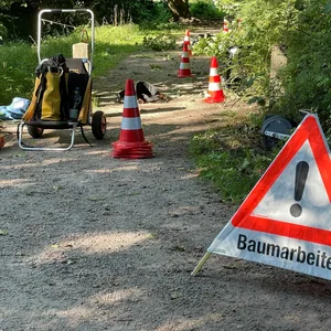 Bei Baumarbeiten in Jenfeld ist ein Arbeiter in die Tiefe gestürzt und verletzte sich schwer.