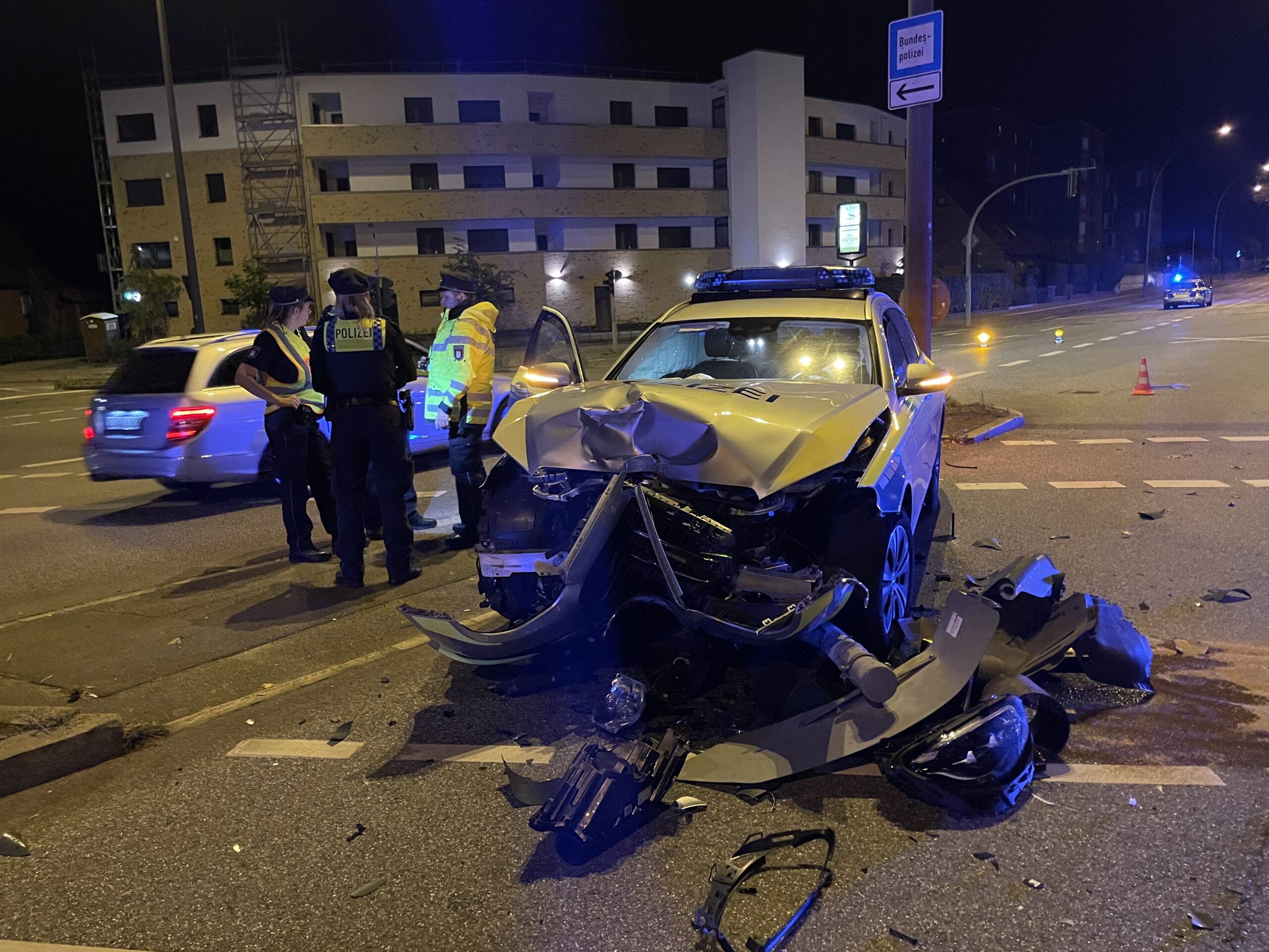 Crash auf EInsatzfahrt in Hamburg – Polizist schrottet Streifenwagen.