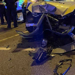 Crash auf EInsatzfahrt in Hamburg – Polizist schrottet Streifenwagen.