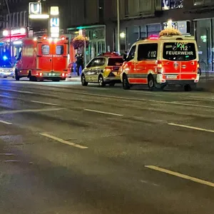Einsatzfahrzeuge der Polizei und der Feuerwehr am Tatort.