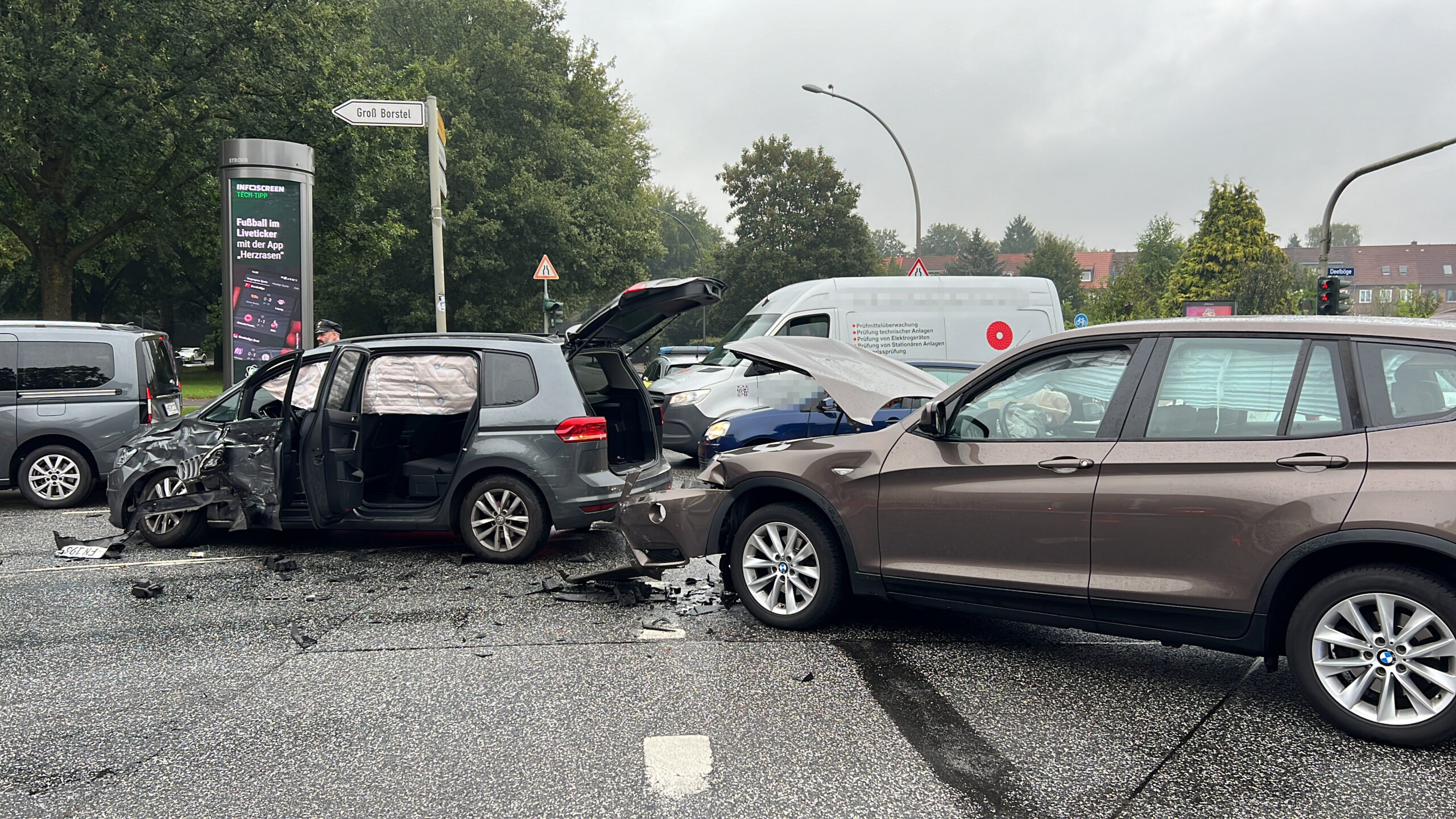 Ein ziviles Fahrzeug der Polizei ist am Dienstagmorgen in Alsterdorf mit einem BMW kollidiert.