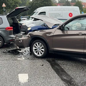 Ein ziviles Fahrzeug der Polizei ist am Dienstagmorgen in Alsterdorf mit einem BMW kollidiert.