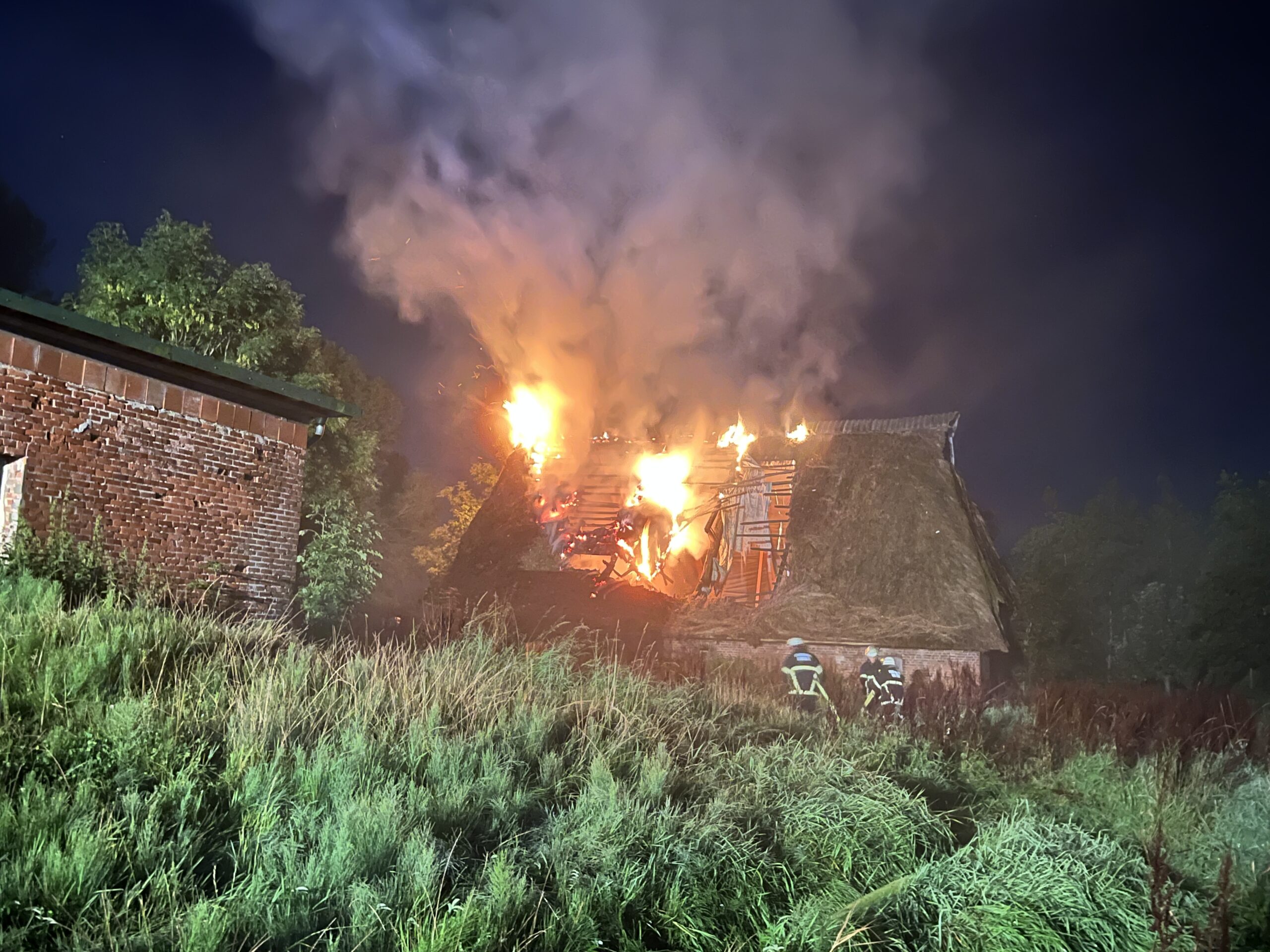 Scheune in Flammen – Großalarm für die Feuerwehr im Norden