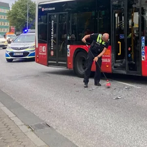 Auf der Max-Brauer-Allee sind ein Linienbus und ein Auto zusammengekracht.