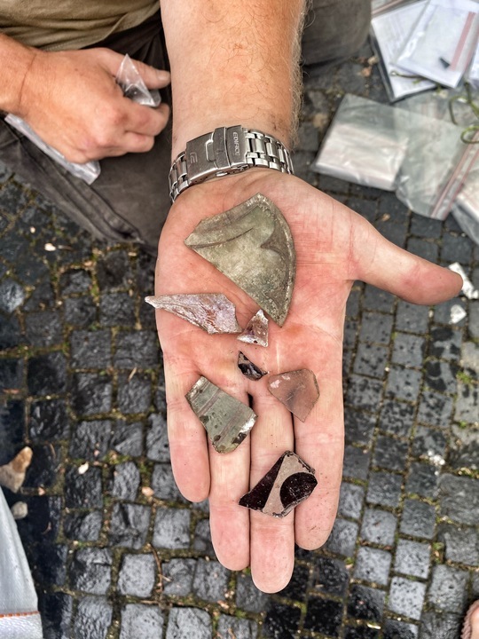 Für den Archäologen Kay-Peter Suchowa sind diese Scherben das bisher Spektakulärste, was bei den Buddelarbeiten gefunden wurde.
