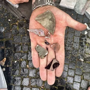 Für den Archäologen Kay-Peter Suchowa sind diese Scherben das bisher Spektakulärste, was bei den Buddelarbeiten gefunden wurde.