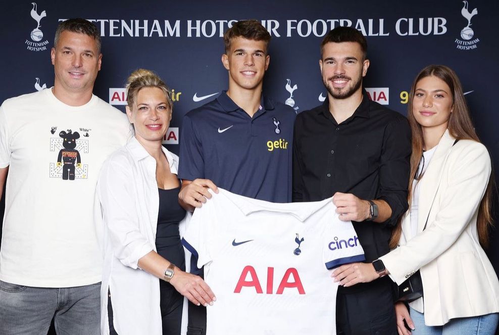 Schöne Woche: Mario Vuskovic (2.v.r.) bei der Präsentation seines Bruders Luka (Mitte) bei Tottenham Hotspur.