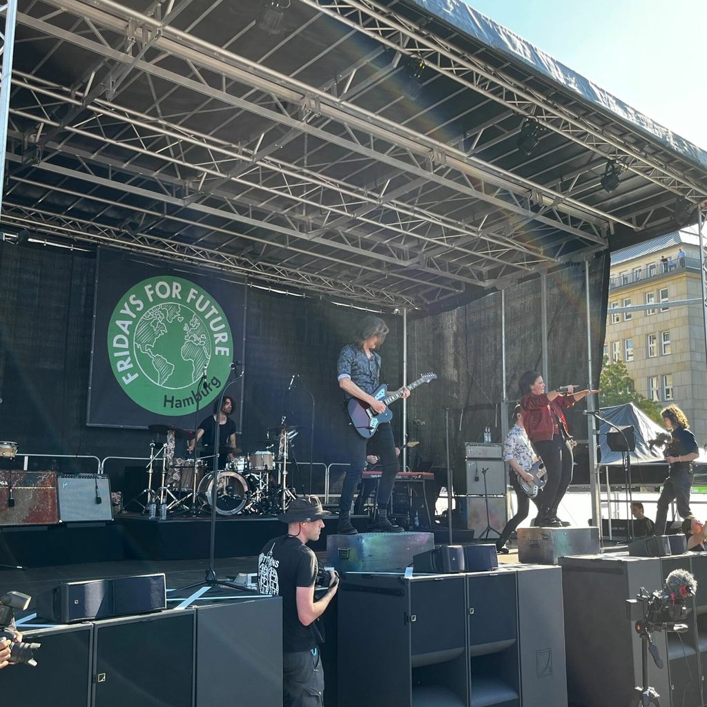 Silbermond spielen beim Klimastreik in Hamburg.