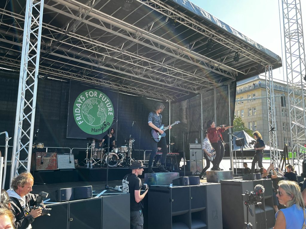 Silbermond spielen beim Klimastreik in Hamburg.