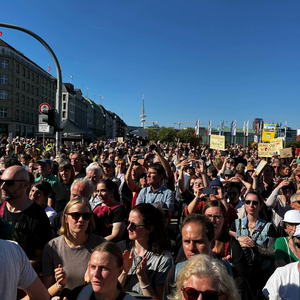 Tausende versammelten sich am Freitag zum von Fridays for Future organisierten Klimastreik.