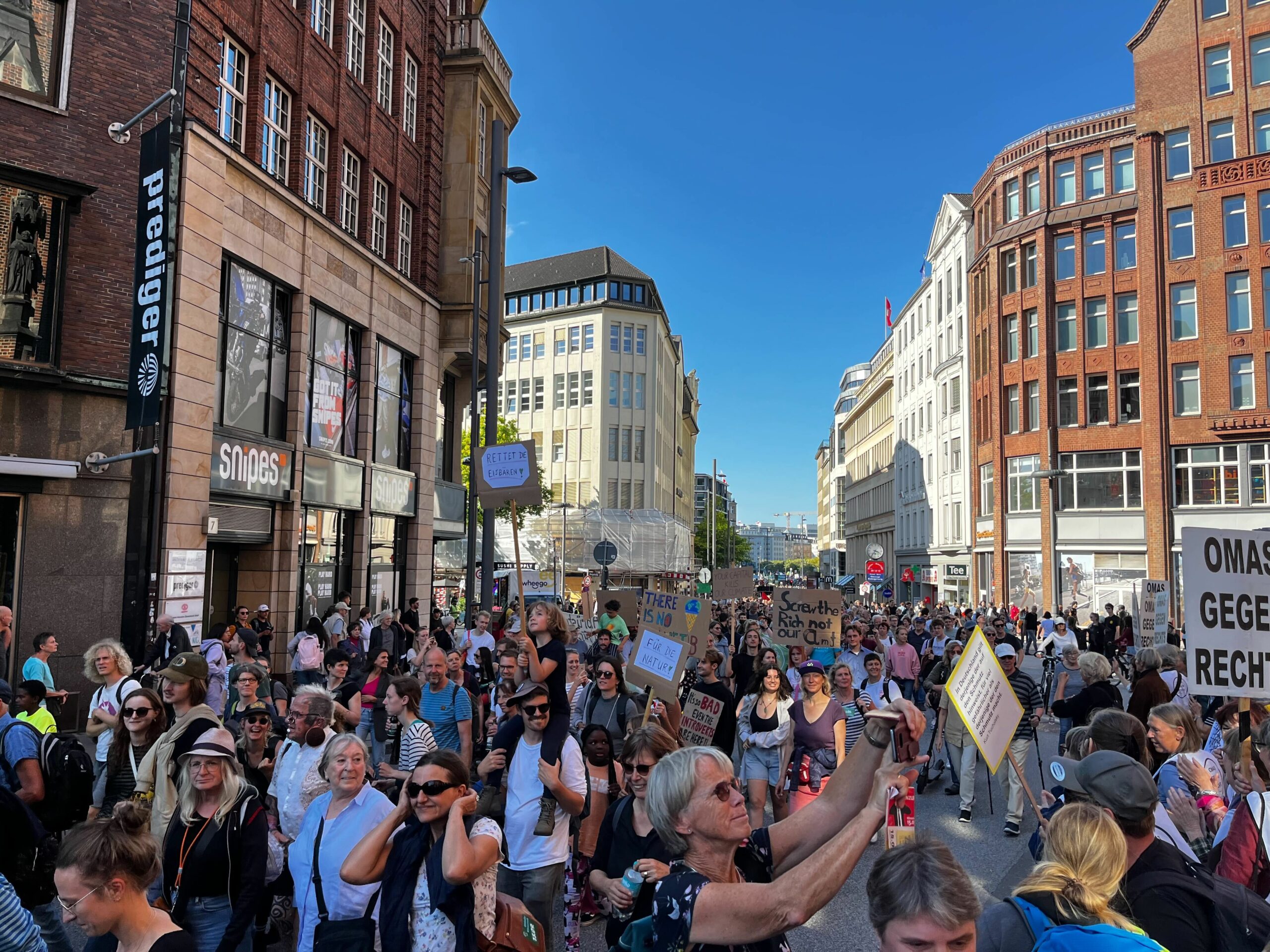 Der Demonstrationszug in der Hamburger City.