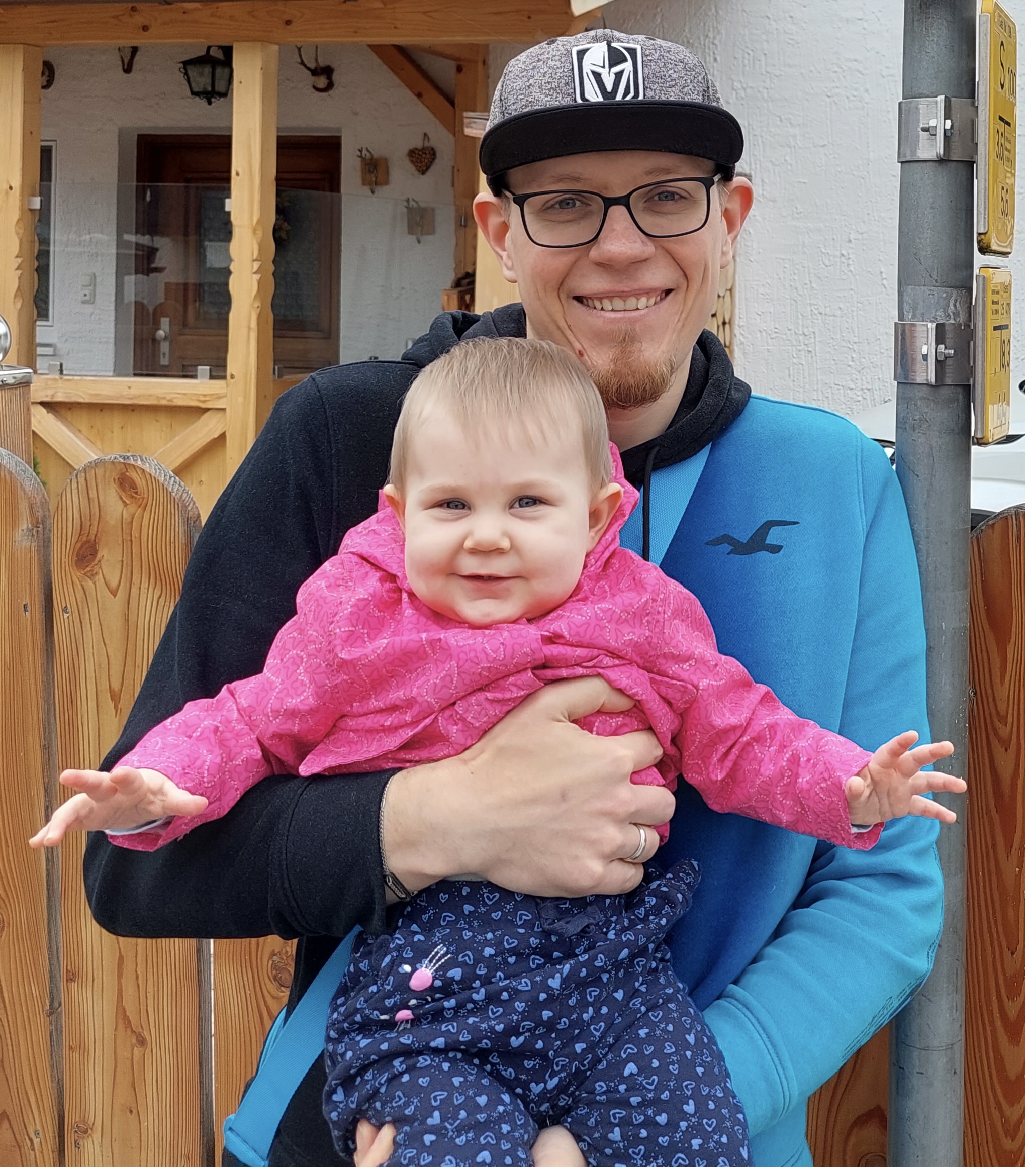 Oliver Kowalski (33) hält seine kleine Tochter auf dem Arm