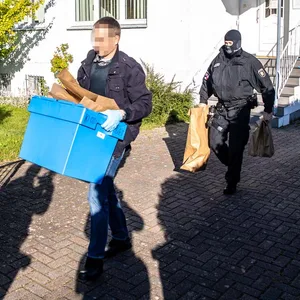 Drogebrazzia nahe Hamburg: Geld Waffen und Drogen sichergestellt