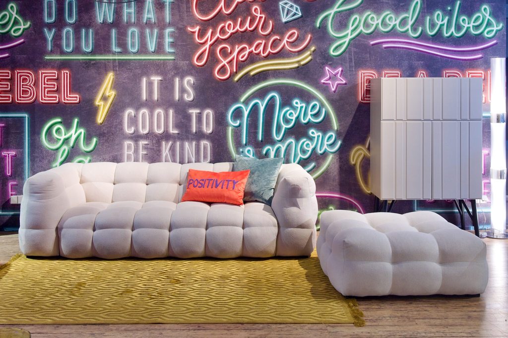 Sofa steht vor einer bunten und ausgefallenen Tapete im neuen My Mexiko Store der Wäscherei in Hamburg.