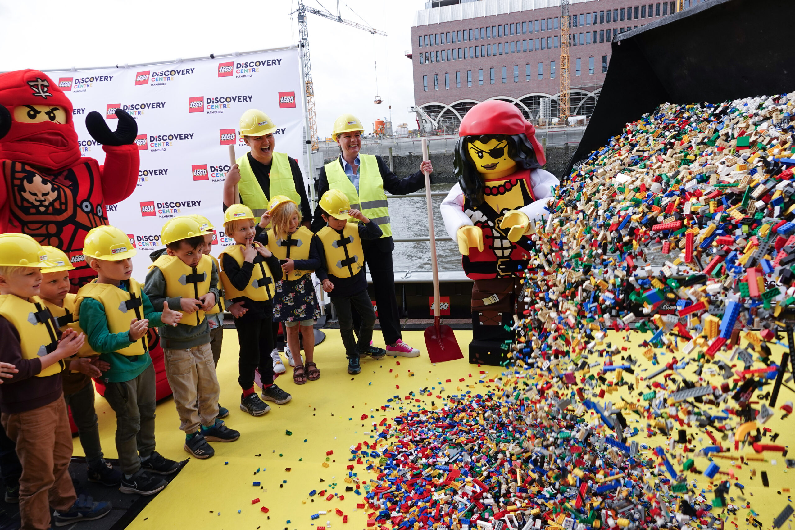 Die erste Lieferung von Steinen für das Lego Discovery Centre Hamburg wird ausgeschüttet.