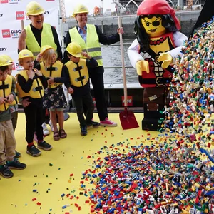 Die erste Lieferung von Steinen für das Lego Discovery Centre Hamburg wird ausgeschüttet.