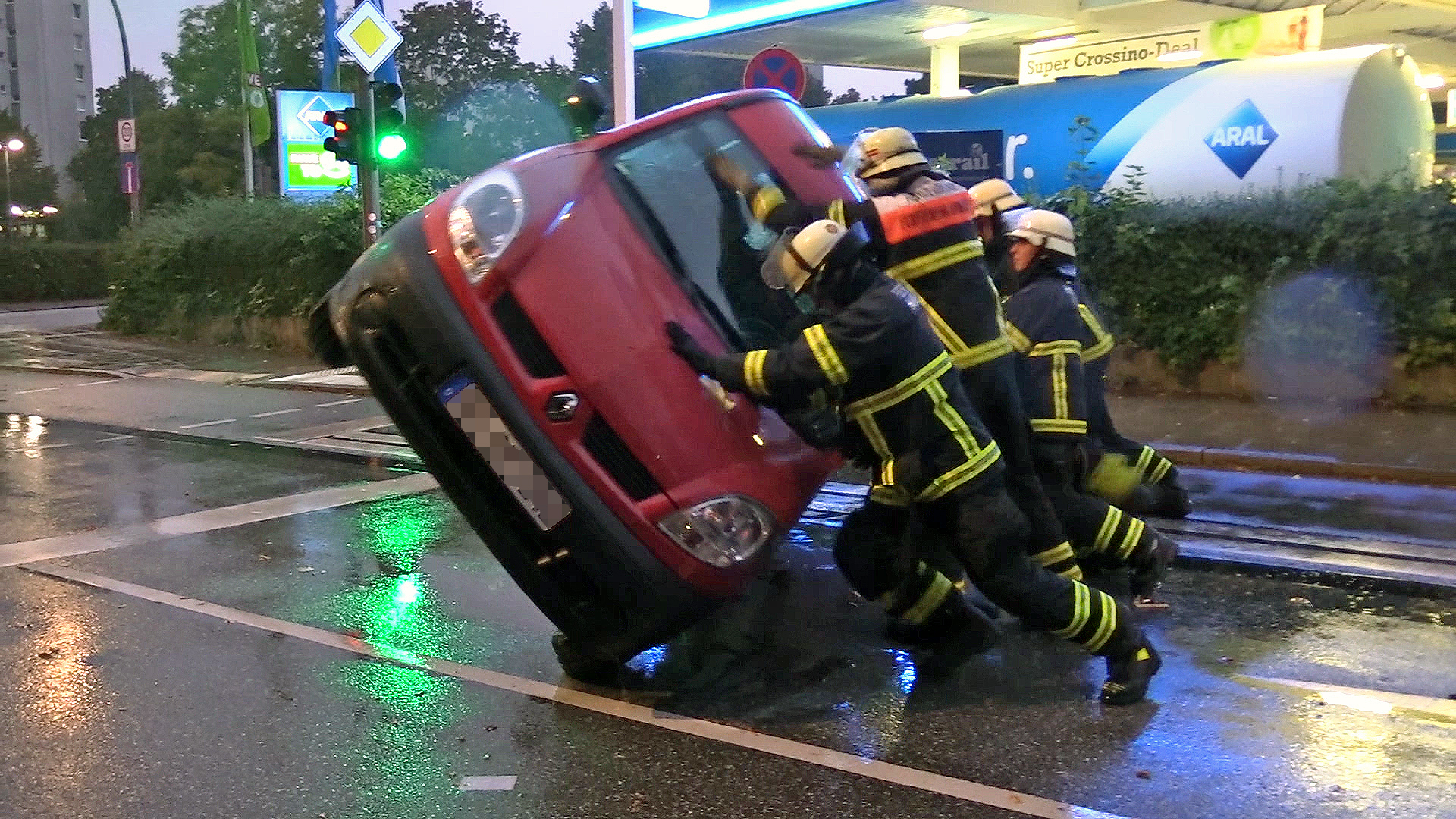Vorfahrt missachtet – Autofarer bei Unfall in Hamburg verletzt