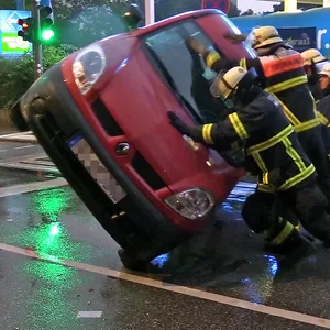 Vorfahrt missachtet – Autofarer bei Unfall in Hamburg verletzt