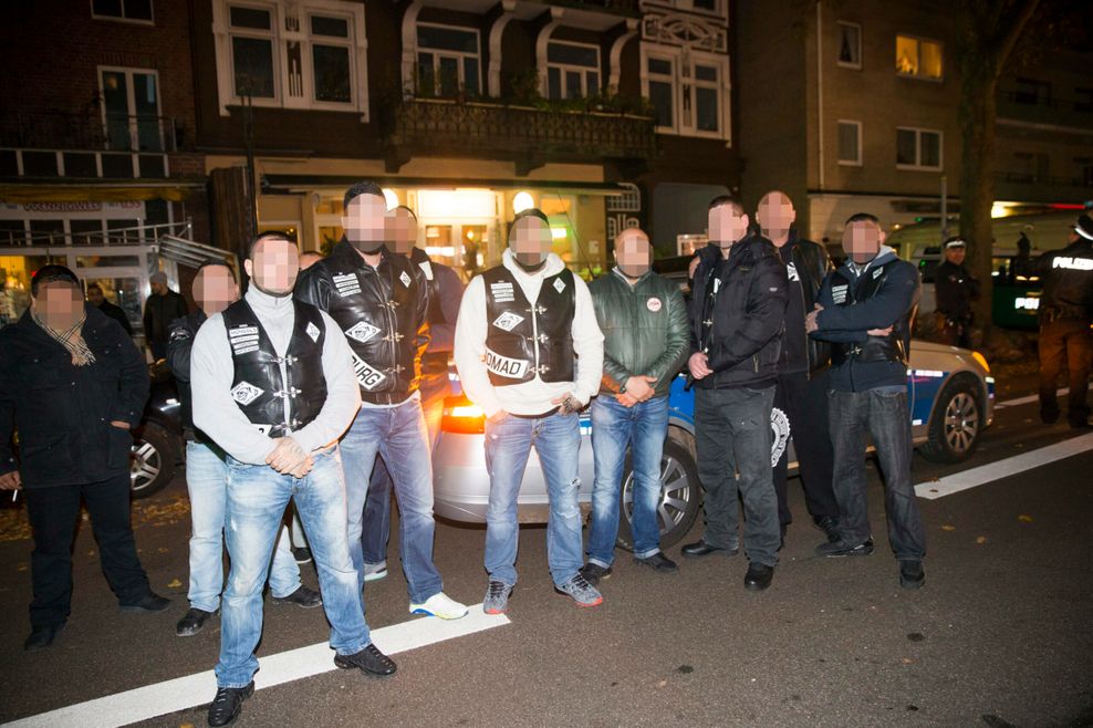 Arash R. (Mitte) und weitere Mongols posieren nach einem Polizeieinsatz.