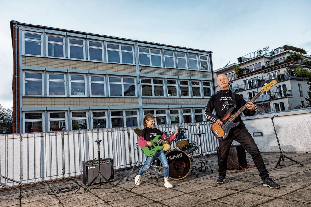 Der Gründer der „Rock Kids“ beim Proben mit Lina.