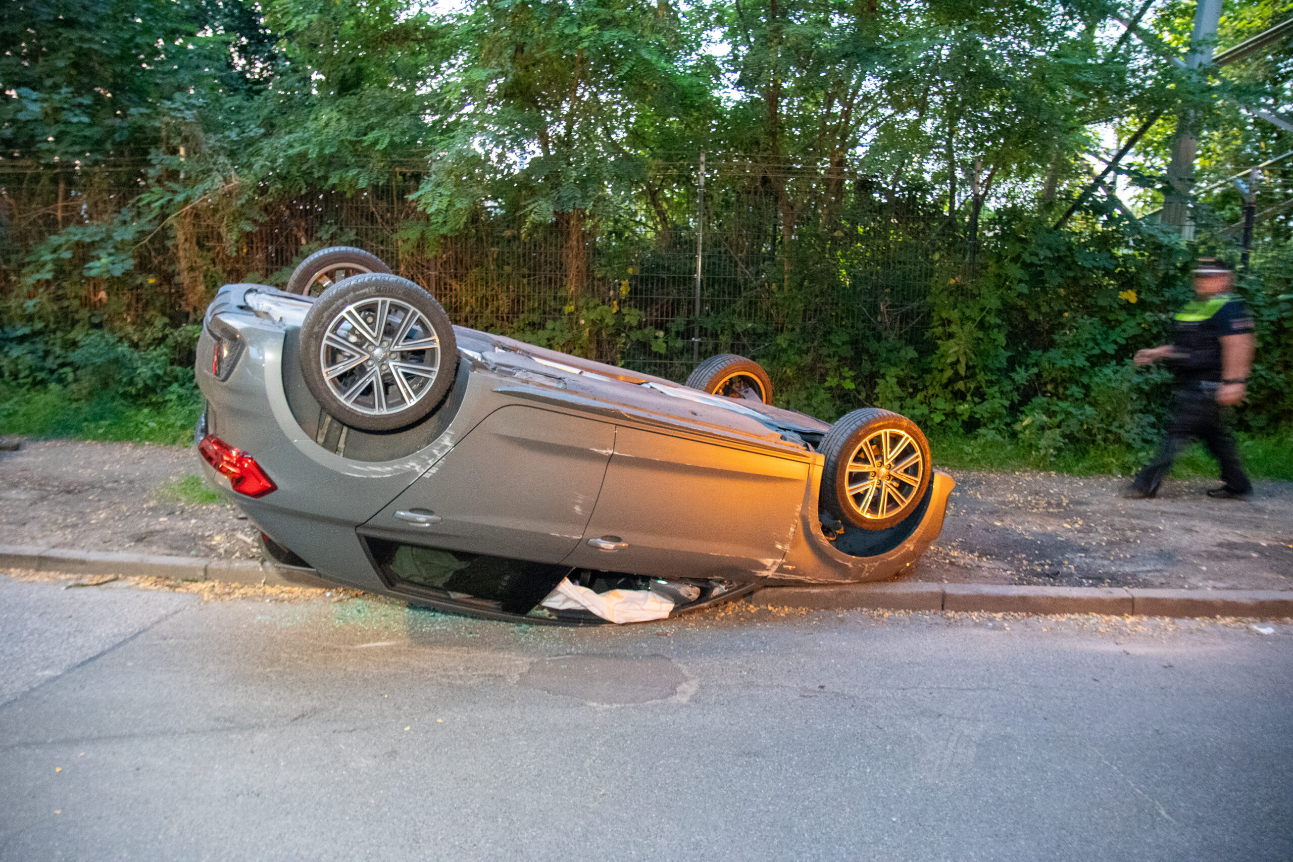Wagen liegt auf Dach