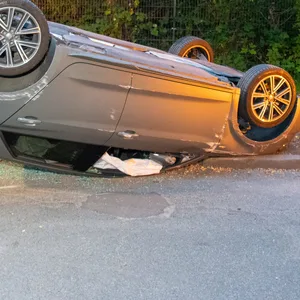 Wagen liegt auf Dach