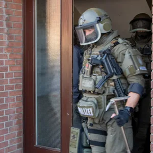 Beamte der Spezialeinheit verlassen das Haus in Billstedt.