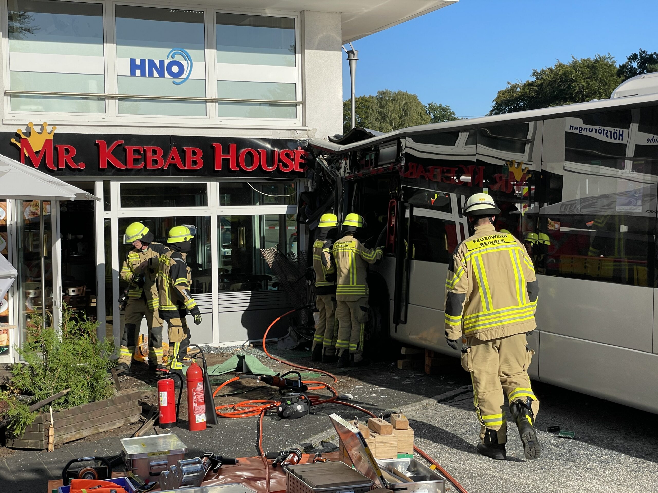 Am Freitagnachmittag ist ein Busfahrer am S-Bahnhof Reinbek in einen Dönerladen gekracht.