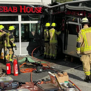 Am Freitagnachmittag ist ein Busfahrer am S-Bahnhof Reinbek in einen Dönerladen gekracht.