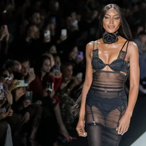 Topmodel Naomi Campbell präsentiert eine Kreation der neusten Dolce & Gabbana-Kollektion.