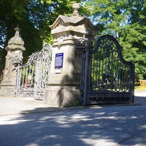 Der Haupteingang zum Ohlsdorfer Friedhof in Hamburg (Archivbild).