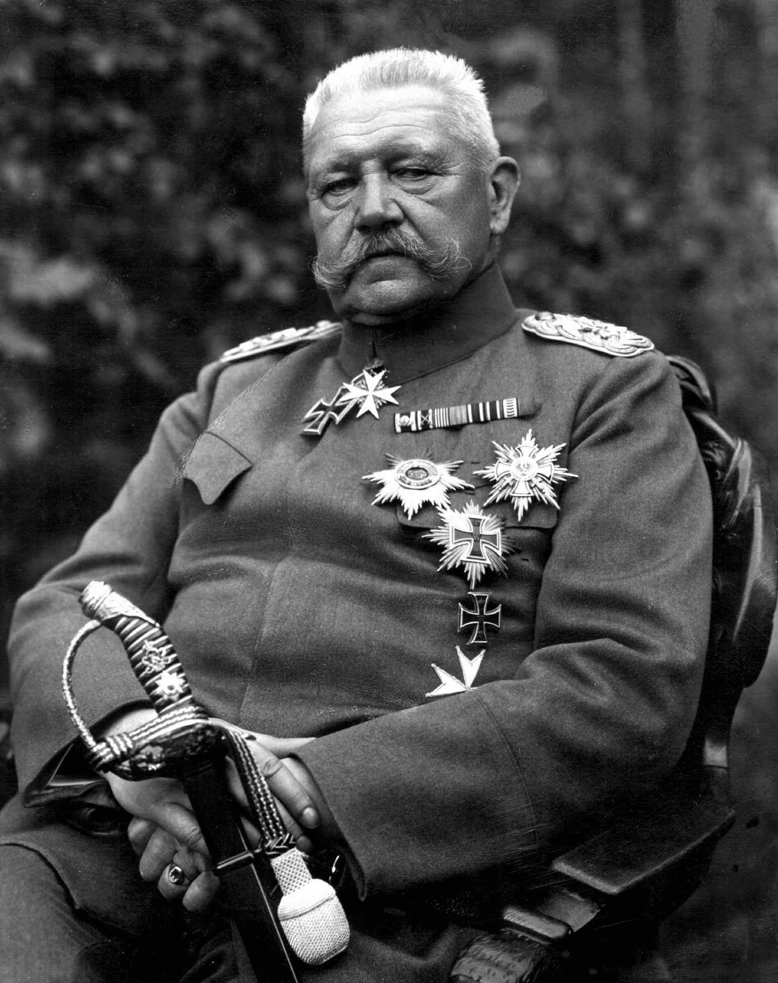 Bis heute Ehrenbürger Hamburgs – aber was sind seine Verdienste? Paul von Hindenburg (1847-1934), „Held“ der Schlacht von Tannenberg, hievte Adolf Hitler an die Macht.