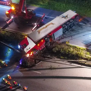 Der umgekippte Lkw auf der A7.