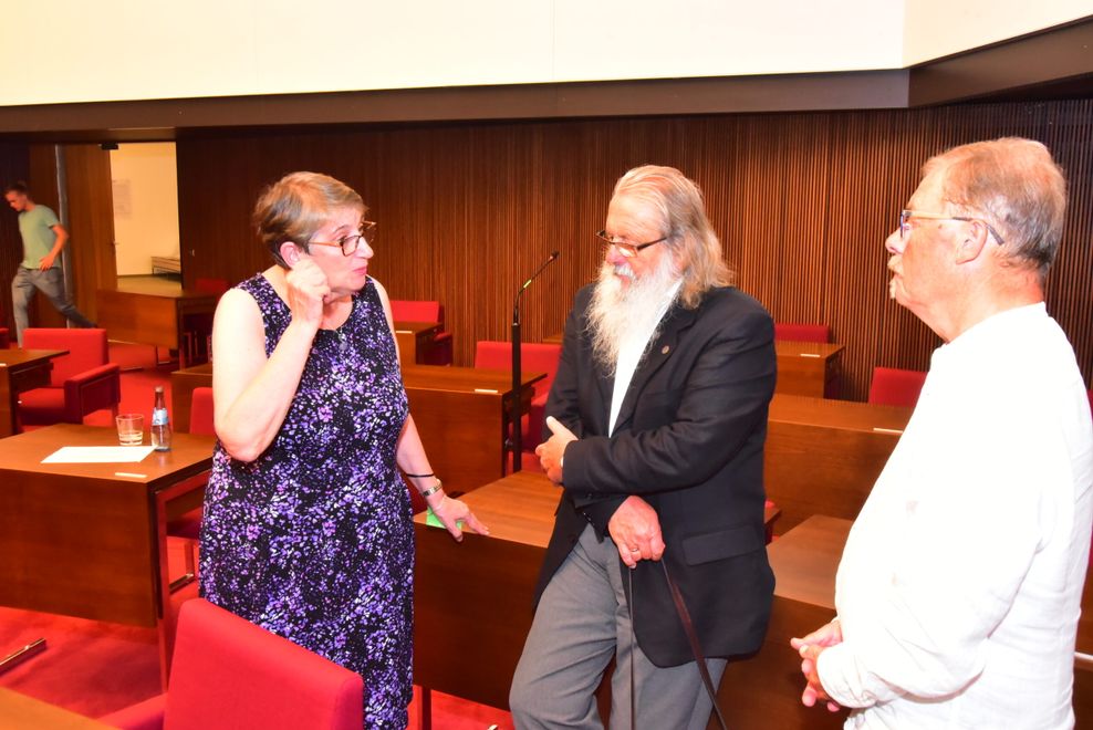 Barbara Maass aus Montréal im Gespräch mit zwei langjährigen Betriebsräten von K+N: Michael Kalis (72, l.) und Thomas Sorg (72), die das Verhalten des Unternehmens scharf kritisieren.