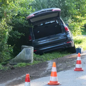 Der BMW wurde aus dem Graben gezogen. Fünf Menschen, darunter drei Kinder, hatten sich bei dem Unfall verletzt.