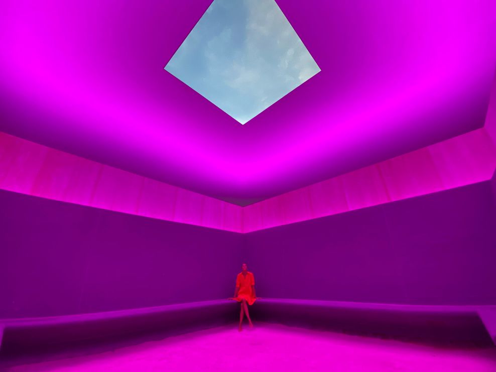 Jeden Abend verliere ich mich in der Farb- und Formpracht, die James Turrell’s Skyspace Pavillon hervorbringt.