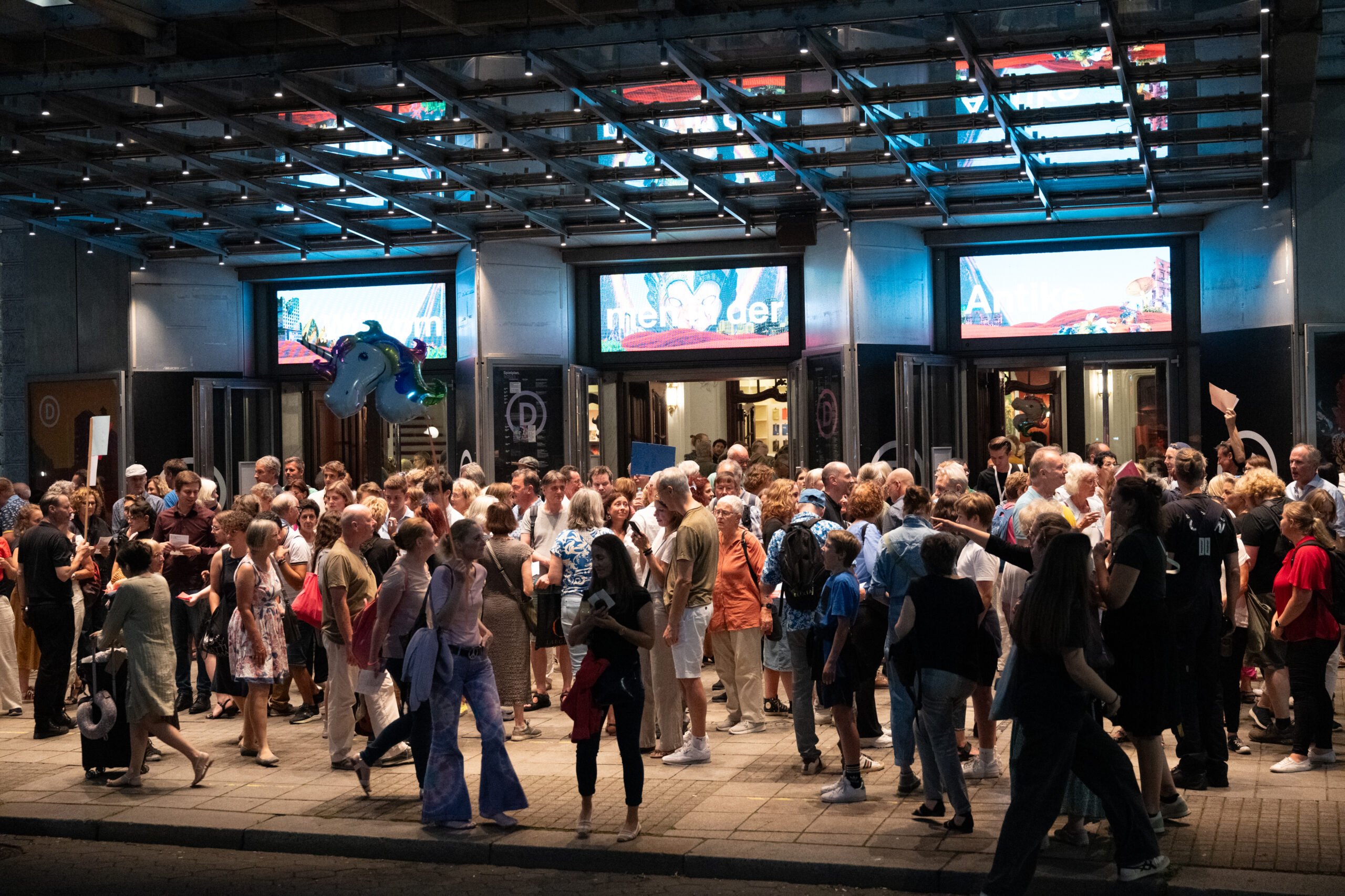 Menschen vor dem Schauspielhaus-Eingang