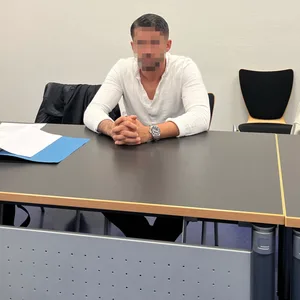 Denis R. i Gerichtssaal, sein Gesicht wurde unkenntlich gemacht