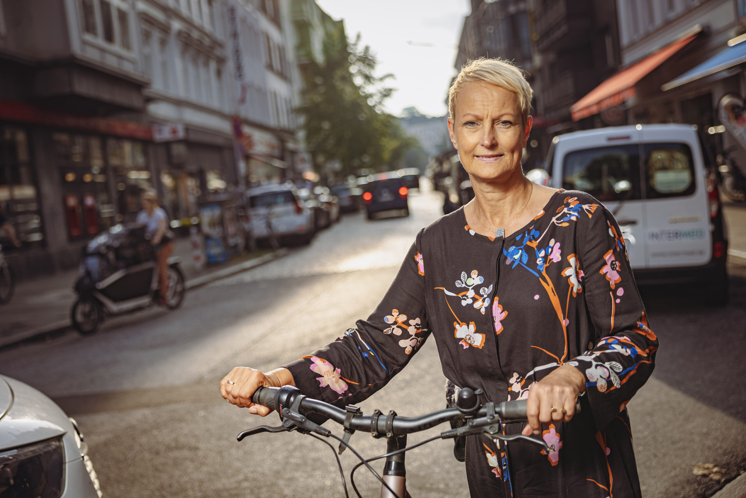 Stefanie von Berg steht mit dem Fahrrad an der Ottenser Hauptstraße.
