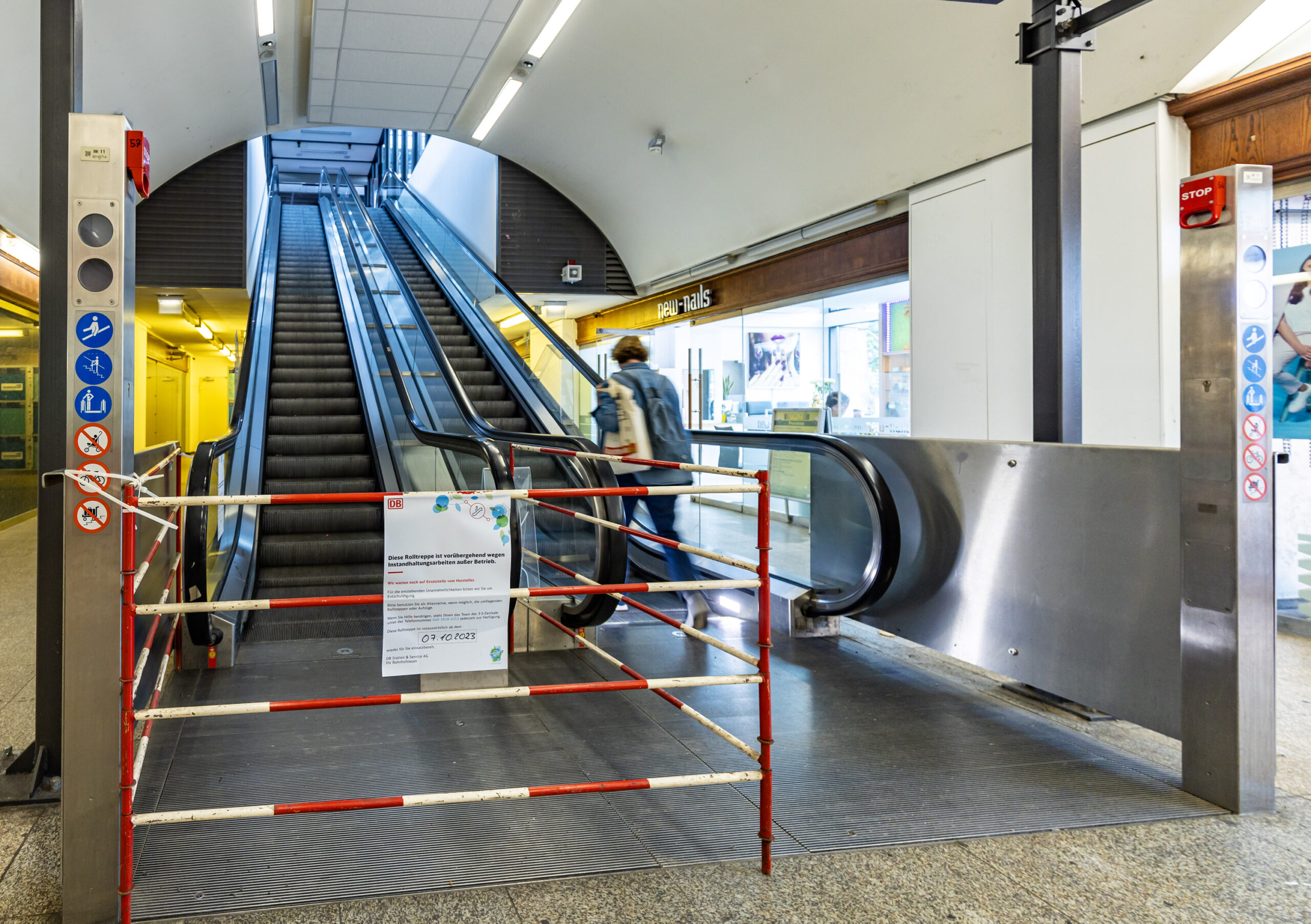 Die Rolltreppe am Bahnhof Dammtor ist seit Anfang September kaputt.