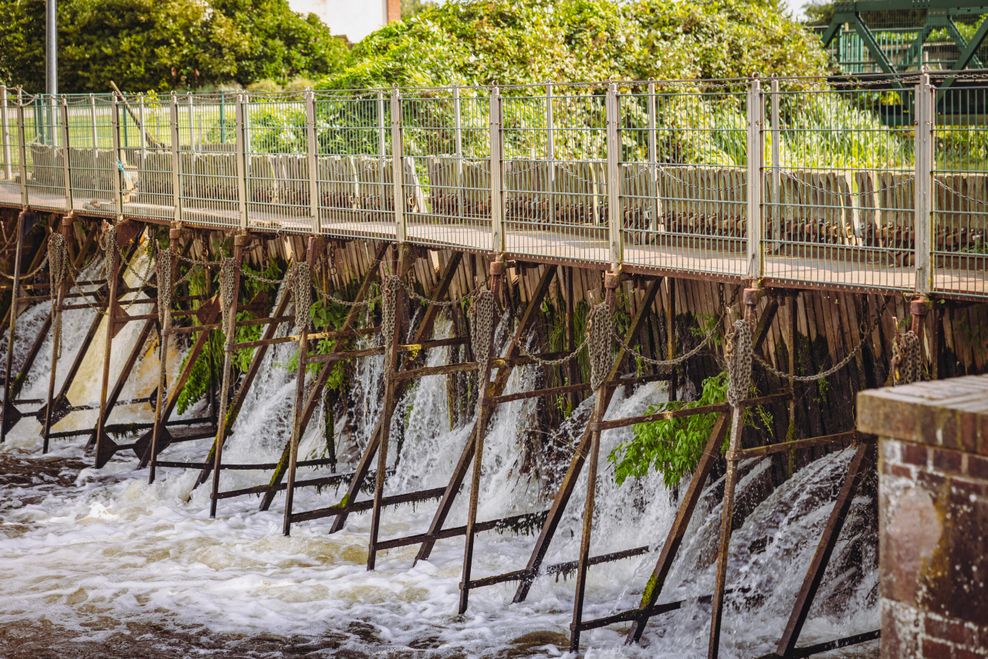 Der Wasserstand wird durch rund 450 Holzpflöcke reguliert.